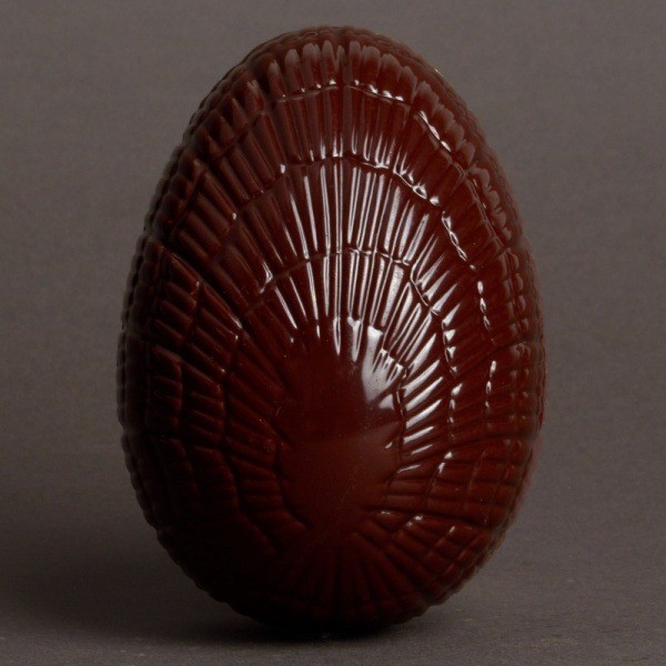 Moulage Oeuf de Pâques en Chocolat Noir de Stéphane Pasco, artisan Chocolatier à Nantes