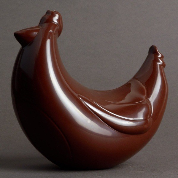 Moulage Poule Rieuse de Pâques en Chocolat Noir de Stéphane Pasco, artisan Chocolatier à Nantes