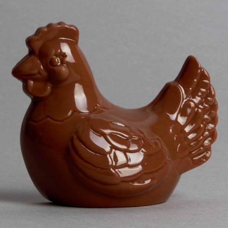 Moulage Poule de Pâques en Chocolat au Lait de Stéphane Pasco, artisan Chocolatier à Nantes