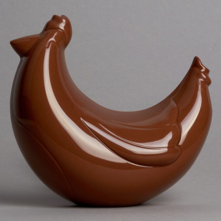 Moulage Poule Rieuse de Pâques en Chocolat au Lait de Stéphane Pasco, artisan Chocolatier à Nantes
