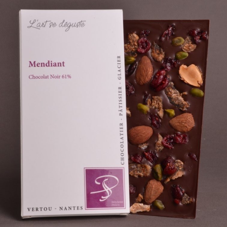 Tablette Mendiant Chocolat Noir Mendiant 61%, accompagnée de ses fruits secs Amande, Pistache, Figue et Cranberries