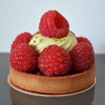 Tarte Framboise individuelle accompagnée des saveurs complémentaires de la Pistache, de Stéphane Pasco