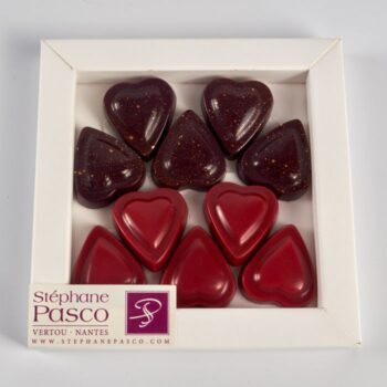 Boite de 10 Bonbons Cœurs Caramel Chocolat Noir et Lait de Stéphane Pasco, artisan Chocolatier à Nantes
