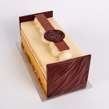 Bûche de Noël Tincelle, entre Fève de Tonka, Passion et Mangue Poivre de Timut, de Stéphane Pasco, artisan Pâtissier à Nantes et Vertou