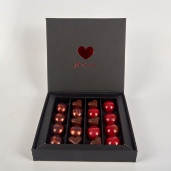 Coffret Je t'aime de 18 bonbons de chocolat pour la Saint Valentin, de Stéphane Pasco, artisan Chocolatier à Nantes