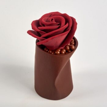 Rose en Chocolat Noir, Praliné Cacahuète Fleur de Sel et Perles Craquantes de Stéphane Pasco, artisan Chocolatier à Nantes
