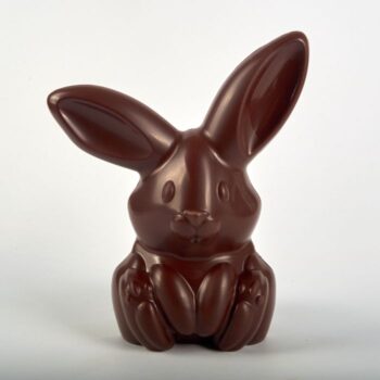 Moulage Lapin de Pâques en Chocolat Noir de Stéphane Pasco, artisan Chocolatier à Nantes