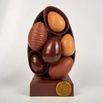 Montage Oeuf Oeuf de 635 g en Chocolat Noir, Lait et Blond, et garni de Praliné de Stéphane Pasco, artisan Pâtissier Chocolatier à Nantes et Vertou