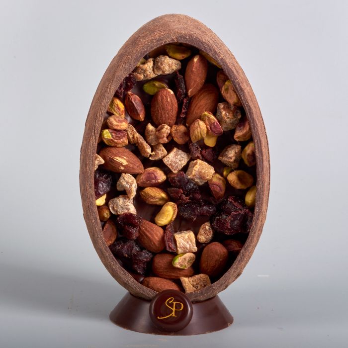 Montage Oeuf Mendiant en Chocolat Noir pour Pâques de Stéphane Pasco, artisan Chocolatier à Nantes et Vertou