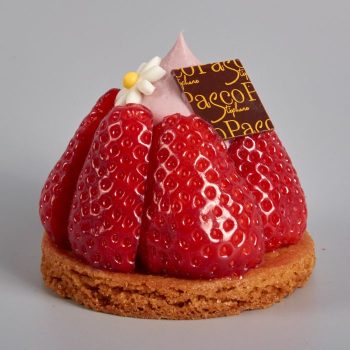 Tarte Fraise avec des Fruits tout en fraîcheur, accompagnée d'une Marmelade de Fraise et d'une Crème Légère Mascarpone Hibiscus, de Stéphane Pasco, artisan pâtissier à Nantes