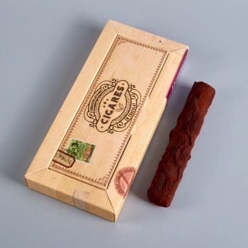 Etui à Cigare, composé de 2 Cigares en Chocolat Noir et Praliné Noisette Fleur de Sel pour la fête des Pères, de Stéphane Pasco artisan Chocolatier à Nantes