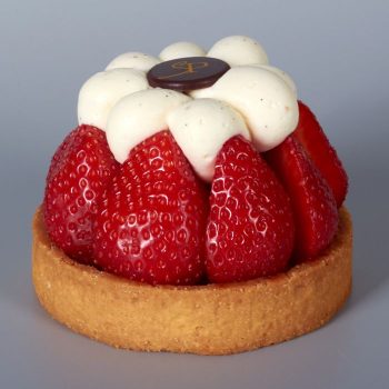 Tarte Fraise avec des Fruits tout en fraîcheur, accompagnée d'une Compotée de Rhubarbe, de Stéphane Pasco, artisan pâtissier à Nantes