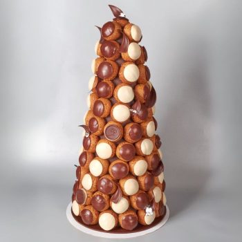 Pièce Montée de Choux Colorés sur cône en chocolat de Stéphane Pasco, artisan pâtissier à Nantes et à Vertou