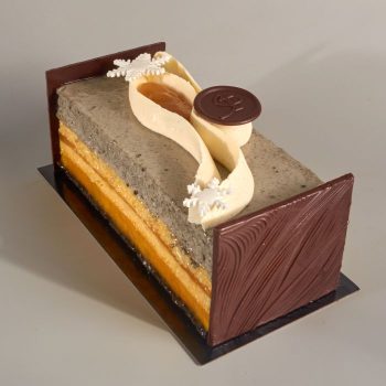 Bûche de Noël Nevan, sans gluten, entre sésame noir, mangue et fruit de la passion, de Stéphane Pasco, artisan Pâtissier à Nantes et Vertou