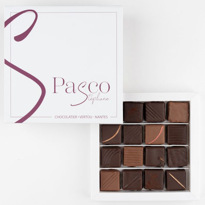 Coffret Empreinte de 16 Bonbons de Chocolat en assortiment Noir et Lait, de Stéphane Pasco, Pâtissier Chocolatier à Nantes et Vertou