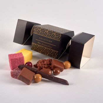 Crackers de Noël de Stéphane Pasco, des Friandises et la traditionnelle devinette, dans une papillote personnalisable.