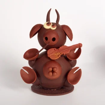 Montage de Pâques Meuhzart la Vache Violoniste, en chocolat lait et noir, de Stéphane Pasco, artisan Chocolatier à Nantes et Vertou