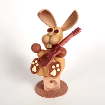 Montage de Pâques Rocky le Lapin Guitariste, en chocolat lait et blond, de Stéphane Pasco, artisan Chocolatier à Nantes et Vertou