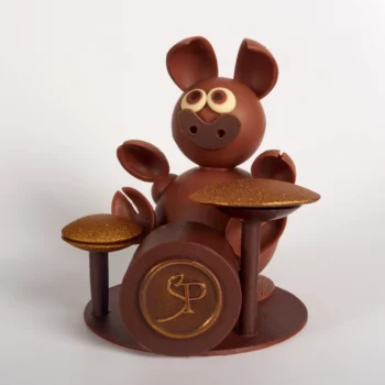 Montage de Pâques Dédé le Cochon Batteur, en chocolat lait et noir, de Stéphane Pasco, artisan Pâtissier Chocolatier à Nantes et Vertou