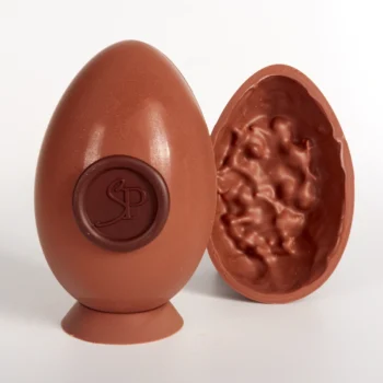 Montage de Pâques Oeuf Gourmand 360 g en Chocolat Lait, Praliné Cacahuète et Caramel Beurre Salé de Stéphane Pasco, artisan Pâtissier Chocolatier à Nantes et Vertou