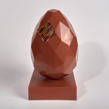 Moulage de Pâques en forme d'Oeuf Origami en Chocolat Lait de Stéphane Pasco, artisan Chocolatier à Nantes et Vertou