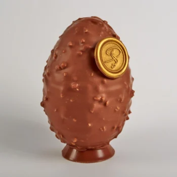 Montage de Pâques Oeuf Gourmand 360 g en Chocolat Lait, Praliné Cacahuète et Caramel Beurre Salé de Stéphane Pasco, artisan Pâtissier Chocolatier à Nantes et Vertou