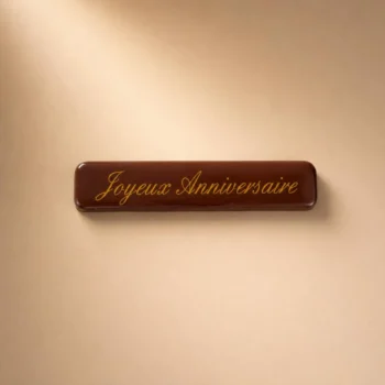 Plaque Joyeux Anniversaire en chocolat, à disposer sur une pâtisserie, de Stéphane Pasco, Chocolatier à Nantes et Vertou