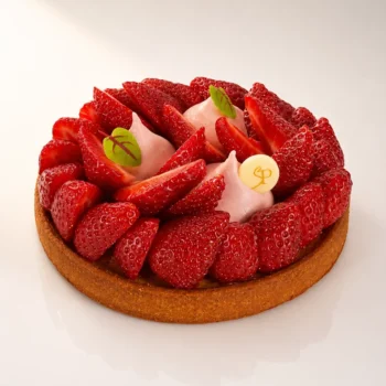 Tarte Fraise 4 parts accompagnée d'une Crème Légère Fraise et Crémeux Fraise Menthe, de Stéphane Pasco, artisan pâtissier à Nantes et Vertou