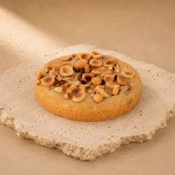 Cookie Caramel Noisette, Eclat de Noisette torréfiées, Caramel Beurre Salé, pépites de Chocolat Lait, de Stéphane Pasco, artisan Pâtissier à Nantes