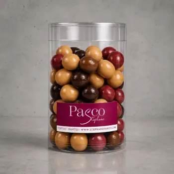 Boite de 150g de Crousti'Croc, Bonbons de Céréales croustillantes enrobées de Chocolat Noir, Caramel, Blond et Framboise, de Stéphane Pasco, artisan Confiseur à Nantes et Vertou