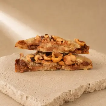 Cookie Caramel Noisette, Eclat de Noisette torréfiées, Caramel Beurre Salé, pépites de Chocolat Lait, de Stéphane Pasco, artisan Pâtissier à Nantes