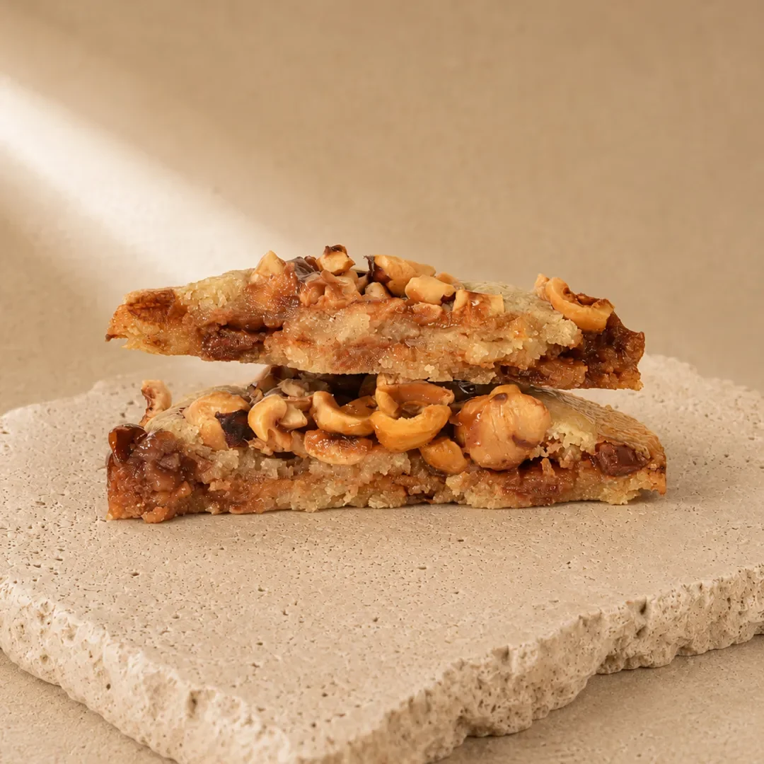 Cookie Caramel Noisette, Eclat de Noisette torréfiées, Caramel Beurre Salé, pépites de Chocolat Lait, de Stéphane Pasco, artisan Pâtissier à Nantes