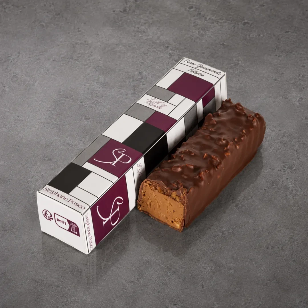 Découpe de la barre Gourmande Pistache, enrobée de Chocolat Noir, pour une pause coupe faim, de Stéphane Pasco, chocolatier à Nantes et Vertou