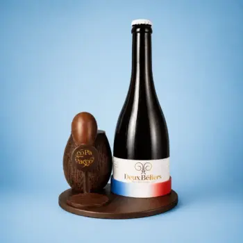 Tireuse à bière fond bleu en chocolat lait et noir avec bière artisanale Deux Béliers, Fête des Pères Stéphane Pasco, chocolatier à nantes et vertou