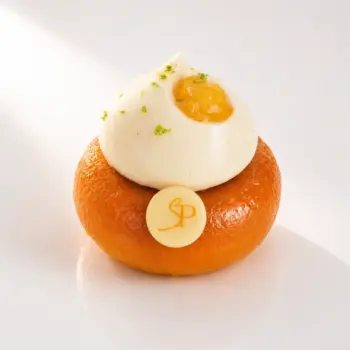 Baba Exotique, subtilement imbibée au Malibu, Marmelade Exotique et Ganache Montée Coco, de Stéphane Pasco à Nantes et Vertou
