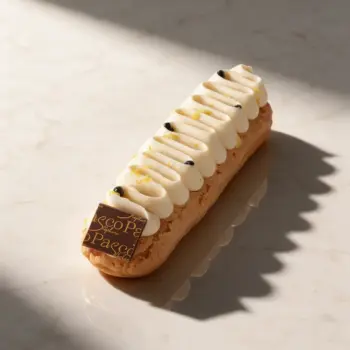 Éclair Eclipse au sésame noir, yuzu, citron vert et vanille de Stéphane Pasco, pâtissier à Nantes