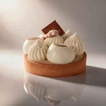 Tarte Gourmandise, pâte sablée, chantilly vanille, ganache Dulcey et noix de pécan, de Stéphane Pasco, Pâtissier à Nantes et Vertou