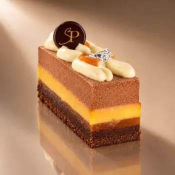 Pâtisserie Équateur au chocolat, fruit de la passion et pamplemousse, décorée d’une chantilly vanille, de Stéphane Pasco